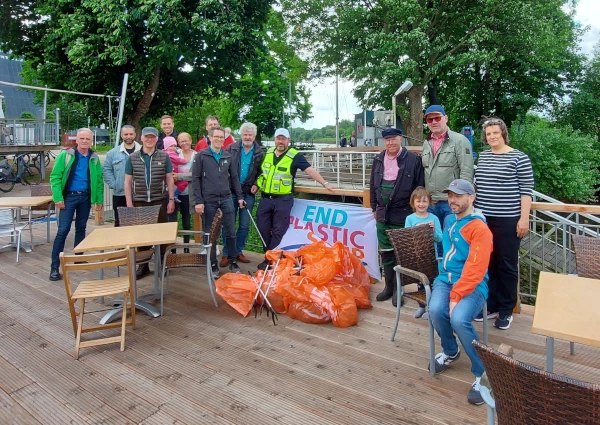 Gruppenbild der Rotarierinnen und Rotarier mit 50kg gesammelten Müll