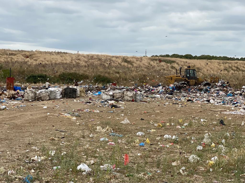 Landschaft mit verstreutem Müll im Balkan