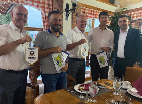 Rotarische Freunde mit Wimpeln ihrer Clubs zum EPS Global Grant Projekt in Bosnien, Herzegowina und Serbien